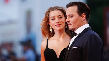 Ini potret kemesraan Amber Heard saat masih bersama Johnny Depp. Foto: Tristan Fewings/Getty Images
