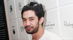 Berkaus Putih dan Celana Robek, Reza Rahadian Kasual Banget