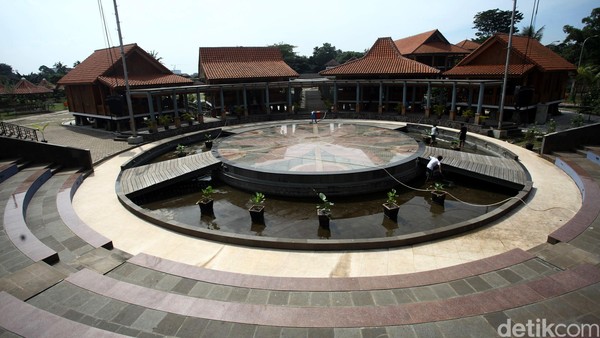 Desa Wisata Perkampungan Budaya Betawi memiliki wisata budaya di antaranya Museum Betawi, Sentra Dodol Betawi, Sentra Bir Pletok, Sentra Kembang Goyang serta perkampungan Betawi. (Grandyos Zafna/detikcom) Desa Wisata Perkampungan Budaya Betawi memiliki wisata budaya di antaranya Museum Betawi, Sentra Dodol Betawi, Sentra Bir Pletok, Sentra Kembang Goyang serta perkampungan Betawi. (Grandyos Zafna/detikcom)