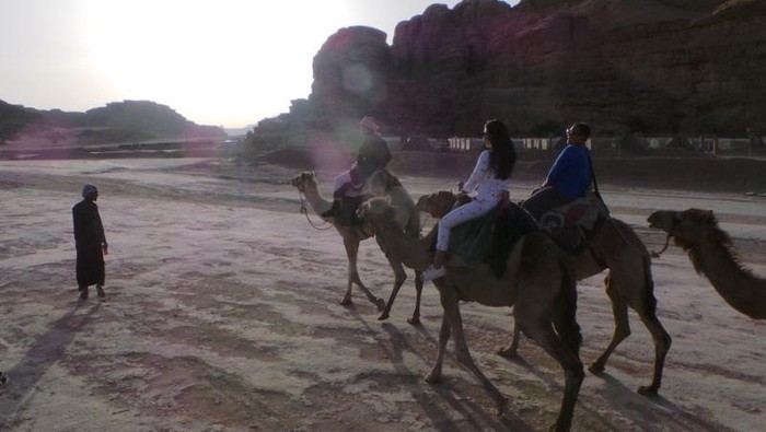 Naik Unta & Lihat Sunset di Wadi Rum, Serasa di Planet Mars!