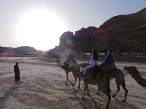 Naik Unta & Lihat Sunset di Wadi Rum, Serasa di Planet Mars!