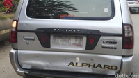 Ulah pemilik mobil ini menghibur pengendara lain. Foto: Kirom Ghuril