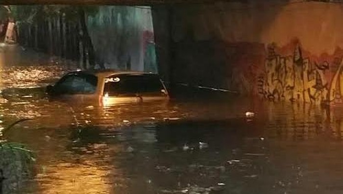 Mobil Innova tenggelam di terowongan viaduk Gubeng