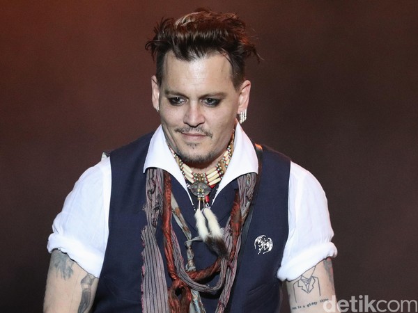Digugat Cerai, Johnny Depp Party dengan Wanita Misterius