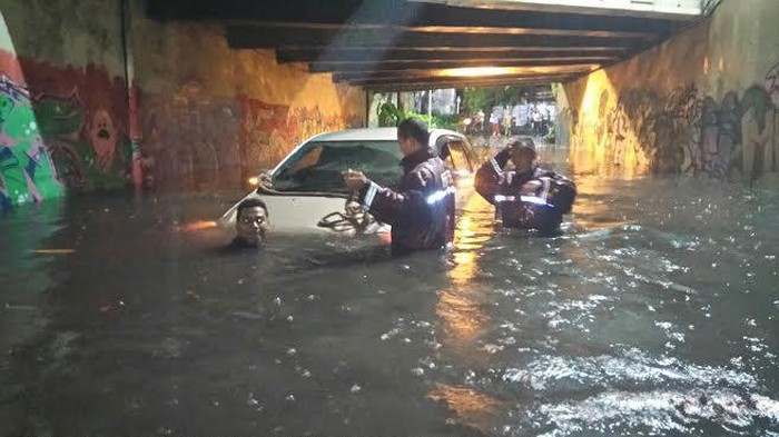 Mobil Innova Tenggelam di Terowongan Viaduk Gubeng, Tiga Penumpang Selamat