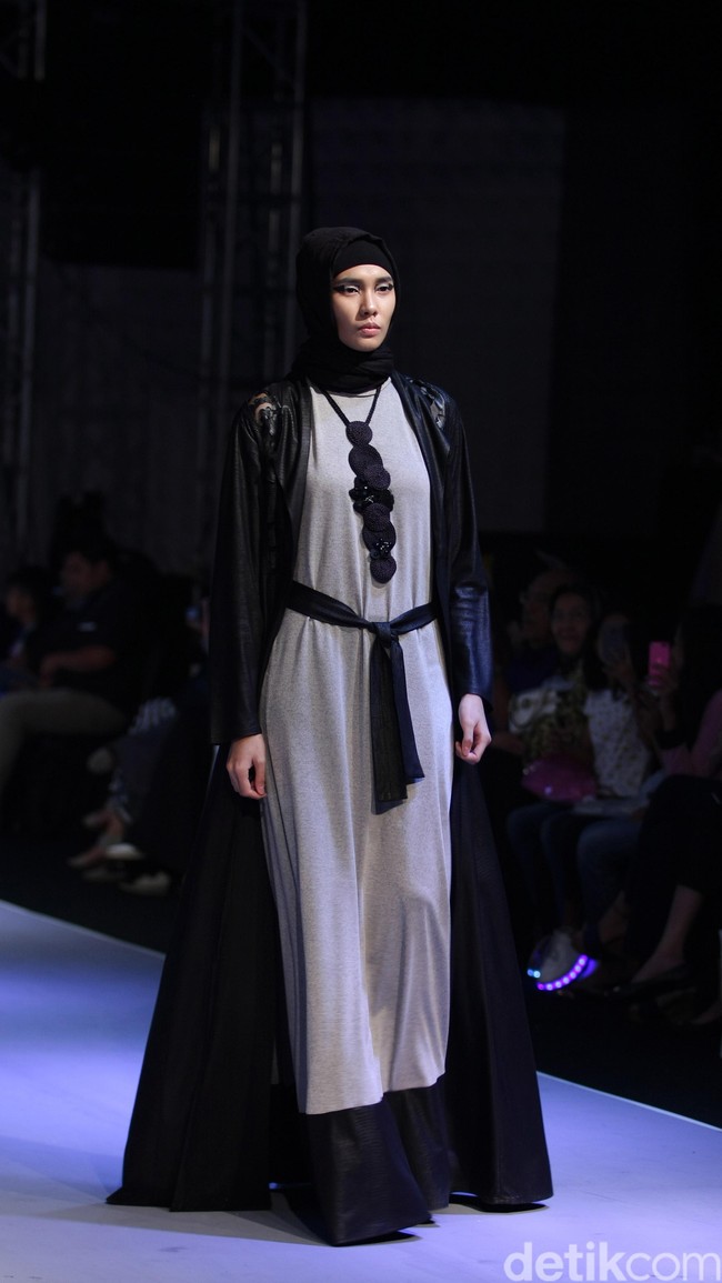 Sessa Red Label by monika Jufry detail Dialogue Muslim Fashion Festival 2016 at Plaza Selatan, Istora Senayan. Jakarta. [Foto: Mohammad Abduh/Wolipop]