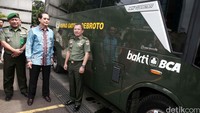 PT. Bank Central Asia Tbk (BCA) mewujudkan kepeduliannya terhadap pengembangan fasilitas kesehatan lewat donasi 2 buah unit bus kepada RSPAD Gatot Subroto.