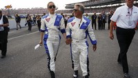 Ia pun berganti pakaian dengan wearpack layaknya seorang pembalap sungguhan. Michael Hickey/Getty Images/detikFoto.