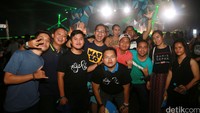Tak tampak wajah kelelahan pada para partygoers.