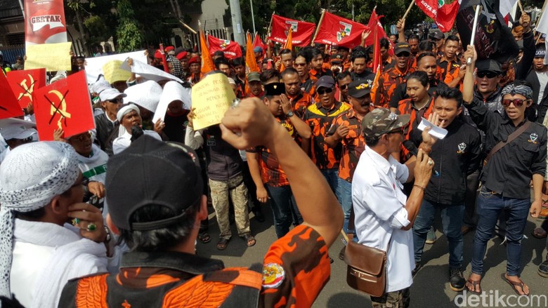 Ribuan Anggota Ormas Geruduk Balai Kota Sukabumi, Demo Tolak Komunis Ribuan Anggota Ormas Geruduk Balai Kota Sukabumi, Demo Tolak Komunis