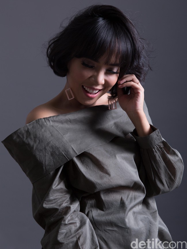 Fotografer: Zaini Rahma. Stylist: Reynintha Sarassati Dan Tatiana Anggita. MUA: Ochi Pramita. Hair do: Dhea Astari. Model: Fitri Tropica.