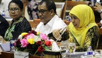 Menteri Sosial Khofifah Indar Parawansa memberikan penjelasan kepada anggota Komisi VIII DPR dalam rapat membahas perlindungan anak.