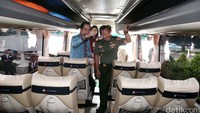 Presiden tur BCA Jahja Setiaatmadja dan sekertaris perusahaan BCA Inge Setiawati saat menyerahkan secara simbolis bantuan berupa 2 unit bus operasional kepada kepala RSPAD Gatot Subroto Terawan.