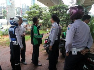 Nongkrong Nunggu Order di Taman di Jl Satrio, Ojek Online Digembosi Ban Motornya