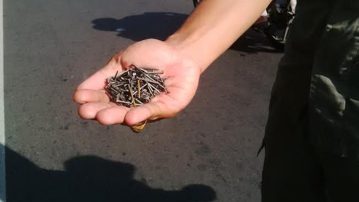 Petugas Satpol PP Temukan Banyak Ranjau Paku di Jalan Merdeka Utara