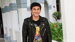 Vino G Bastian Tetap Kece Pakai Kaus Sesame Street