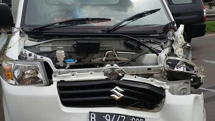 Tabrakan di Tol JORR KM 48,  2 Mobil Ringsek
