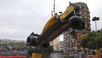 Sejumlah pebalap tidak dapat menyelesaikan lomba karena kecelakaan, salah satunya adalah driver Renault, Jolyon Palmer. REUTERS/Eric Gaillard.