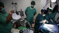 Tim medis melakukan operasi bibir sumbing.