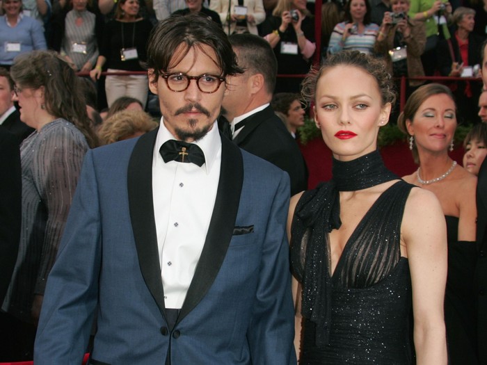 HOLLYWOOD, CA - FEBRUARY 27:  Actor Johnny Depp (L) and his girlfriend Vanessa Paradis arrive at the 77th Annual Academy Awards at the Kodak Theater on February 27, 2005 in Hollywood, California. (Photo by Carlo Allegri/Getty Images)