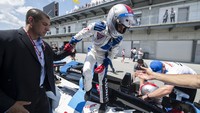 Wanita berusia 30 tahun tersebut duduk di belakang kemudi Mario Andretti. Thomas J. Russo-USA TODAY Sports/Reuters/detikFoto.