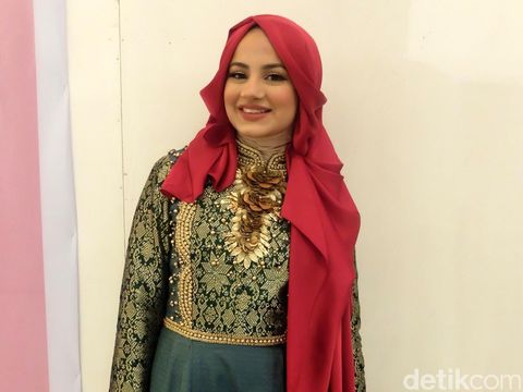 Hijabers Cantik Ini Cetak Sejarah Jadi Presenter TV di Belanda