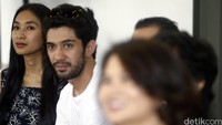 Happy Salma hadir dalam jumpa pers pementasan teater Bunga Penutup Abad. Di teater ini Happy Salma akan berperan sebagai Nyai Ontosoroh.