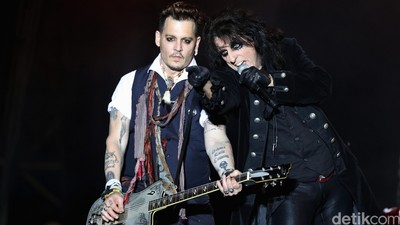 Digugat Cerai, Johnny Depp Tetap Asyik Manggung di Jerman
