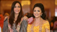 Dalam acara itu tampak penyanyi Maia Estianty dan Krisdayanti ikut memeriahkan munas pertama Srikandi Hanura tersebut.