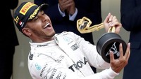 Hamilton menjadi yang pertama menyentuh garis finis dengan catatan waktu satu jam 59 menit 29,133 detik. REUTERS/Eric Gaillard.