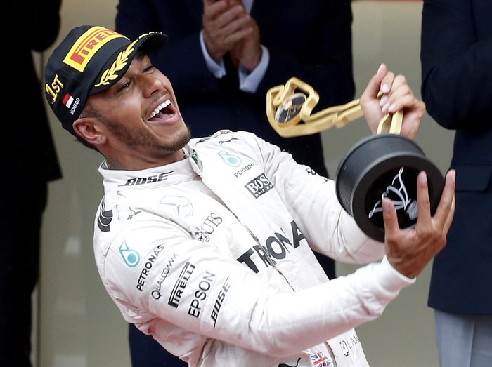 Lewis Hamilton Berakting untuk Mercedes-AMG Terbaru