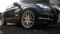 Body kit Modulo terlihat begitu kokoh dengan penggunaan custom full bumper. Pemilihan body custom Modulo ini diyakini Ferry membuat CR-V terlihat lebih padat dan berisi.