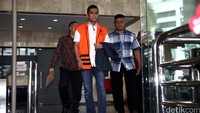 M Sanusi keluar gedung KPK usai diperiksa.