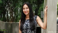 Ia tampil dibalut dress hitam bergambar putih dipadu heels hitam-coklat. Pool/Gus Mun/detikFoto.