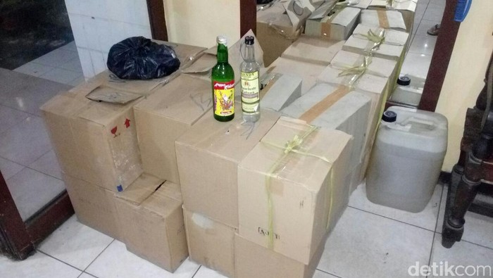 Polisi Sita Ratusan Botol Miras di Pasar Ujung Menteng Cakung