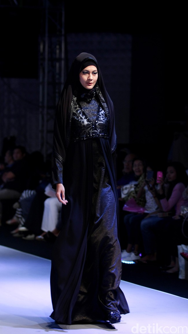Sessa Red Label by monika Jufry detail Dialogue Muslim Fashion Festival 2016 at Plaza Selatan, Istora Senayan. Jakarta. [Foto: Mohammad Abduh/Wolipop]