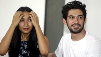 Reza Rahadian hadir dalam jumpa pers pementasan teater Bunga Penutup Abad. Di teater ini Reza akan berperan sebagai Minke.
