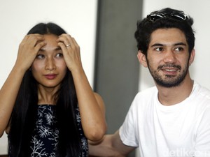 Happy Salma Gandeng Sutradara Teater Ternama di Bunga Penutup Abad