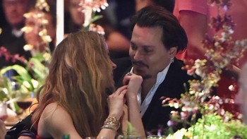 Saat Johnny Depp masih dimabuk kepayang bersama Amber Heard. Foto: Jason Merritt/Getty Images for Art of Elysium
