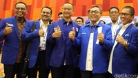 Zulkifli Hasan dan elite PAN mengacungkan jempol bersama usai Rakernas.
