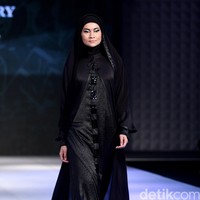 Sessa Red Label by monika Jufry detail Dialogue Muslim Fashion Festival 2016 at Plaza Selatan, Istora Senayan. Jakarta. [Foto: Mohammad Abduh/Wolipop]