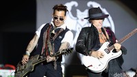 Pria berusia 52 tahun itu tetap tampil energik dengan gitarnya di atas panggung. Andreas Rentz/Getty Images/detikFoto.