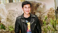 Meski begitu, suami Marsha Timothy itu tetap kece memadukannya dengan jaket kulit hitam dan celana serta sepatu hitam. Pool/Gus Mun/detikFoto.