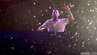 Tanpa basa-basi, pria yang didaulat sebagai DJ terbaik dunia tahun 2015 oleh DJ Magz itu langsung menghentak.