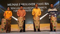 Miryam S Haryani, Ade Komarudin, Wiranto dan Saleh Husin memukul gendang sebagai tanda dimulainya Munas Pertama Srikandi Hanura tersebut. 