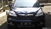 Perubahan yang dilakukan Ferry pada CR-V miliknya ini memang lebih menekankan tampilan eksterior. Hasilnya tampilan body kit yang keren, disajikan dengan menggunakan body custom Modulo seri 2010/2012.
