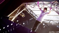 DJ asal belgia tersebut dijadwalkan bermain bersama Like Mike, adik kandungnya. Namun sang adik tak bisa ikut pada Minggu (28/5) malam itu.