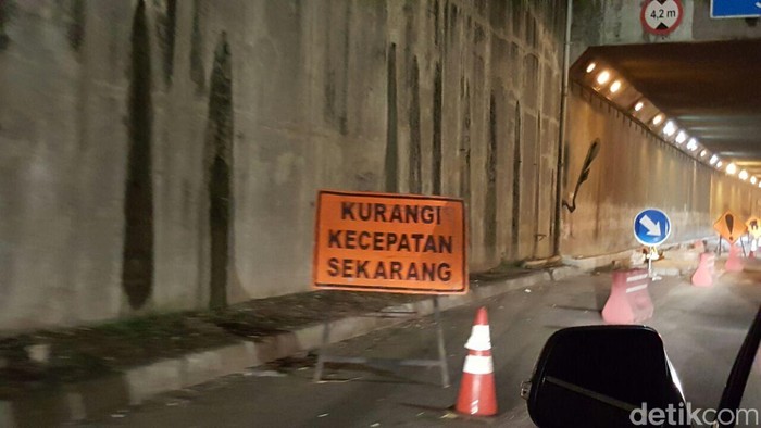 Imbas Galian Air di Jalan Raya Serang, Lalin Tol Arah Merak Macet 10 Km