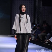 Sessa Red Label by monika Jufry detail Dialogue Muslim Fashion Festival 2016 at Plaza Selatan, Istora Senayan. Jakarta. [Foto: Mohammad Abduh/Wolipop]