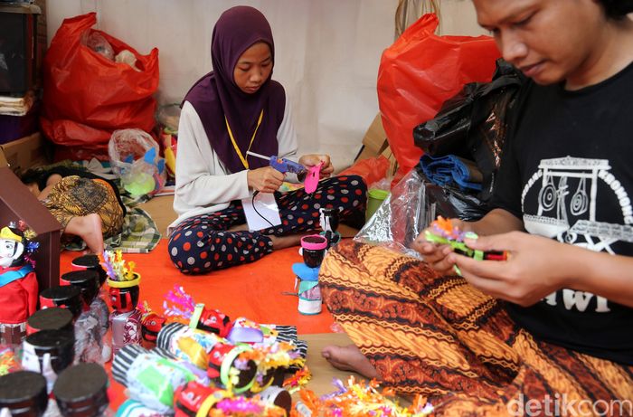 Cara Membuat Ondel  Ondel  Dari  Botol Aqua